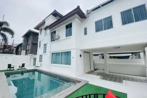 House in Pattaya, Thailand 4 bedrooms № 155616