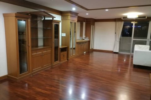 Condo in Bangkok, Thailand, 3 bedrooms  № 158764 - photo 2