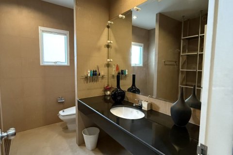 House in Bangkok, Thailand 4 bedrooms № 157885 - photo 12
