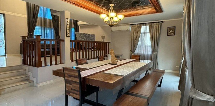 House in Bangkok, Thailand 4 bedrooms № 157885