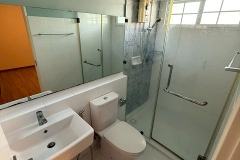 Таунхаус в Банг Каео, Таиланд с 2 спальнями № 164185 - фото 12