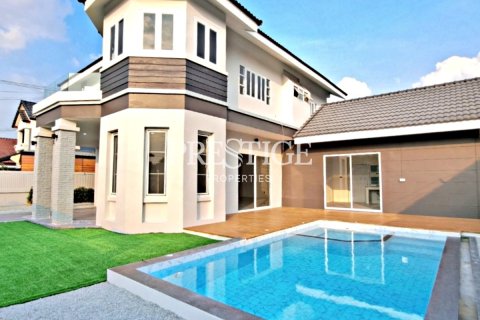 House in Pattaya, Thailand 3 bedrooms № 198537