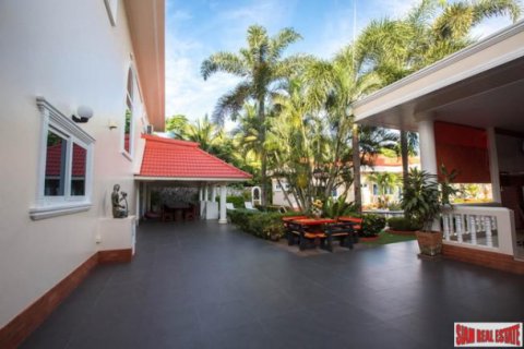 Bungalow in Pattaya, Thailand 7 bedrooms № 193971 - photo 4