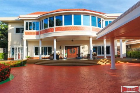 Bungalow in Pattaya, Thailand 7 bedrooms № 193971