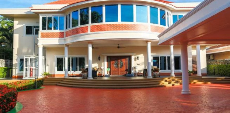 Bungalow in Pattaya, Thailand 7 bedrooms № 193971