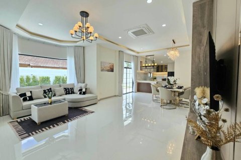 Villa in Pattaya, Thailand 4 bedrooms № 146768 - photo 3