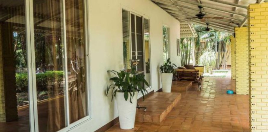 House in Chiang Mai, Thailand 5 bedrooms № 194006