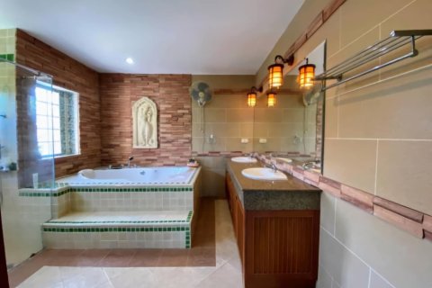 House in Pattaya, Thailand 4 bedrooms № 137684 - photo 9