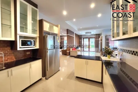 Casa de 4 dormitorios en Pattaya, Tailandia № 212615 - foto 11