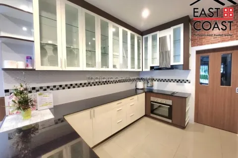 Casa de 4 dormitorios en Pattaya, Tailandia № 212615 - foto 12