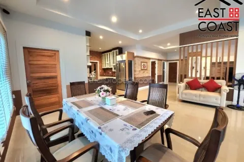 Casa de 4 dormitorios en Pattaya, Tailandia № 212615 - foto 5