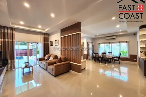 Casa de 4 dormitorios en Pattaya, Tailandia № 212615 - foto 3