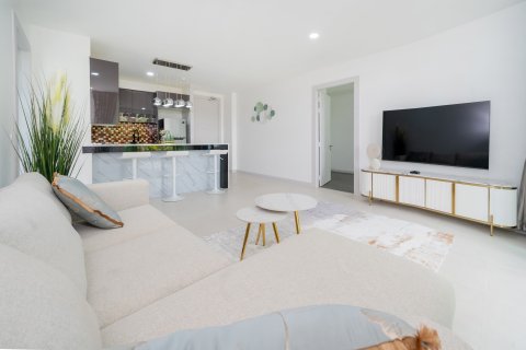 Condo in Phuket, Thailand, 2 bedrooms  № 167161 - photo 2