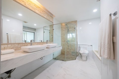 Condo in Phuket, Thailand, 2 bedrooms  № 167161 - photo 17