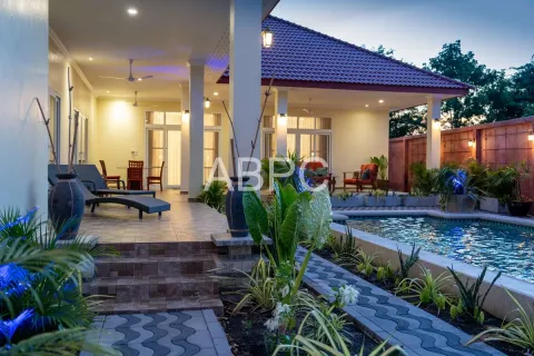 Casa de 5 dormitorios en Pattaya, Tailandia № 211772 - foto 15