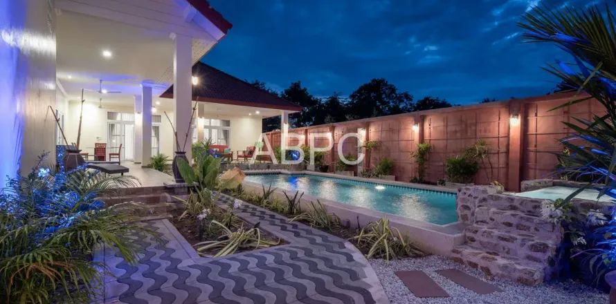 Casa de 5 dormitorios en Pattaya, Tailandia № 211772