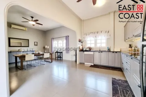 Casa de 4 dormitorios en Pattaya, Tailandia № 213158 - foto 13
