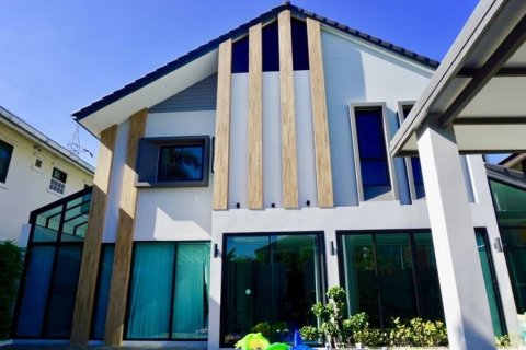 House in Chiang Mai, Thailand 7 bedrooms № 121707 - photo 1