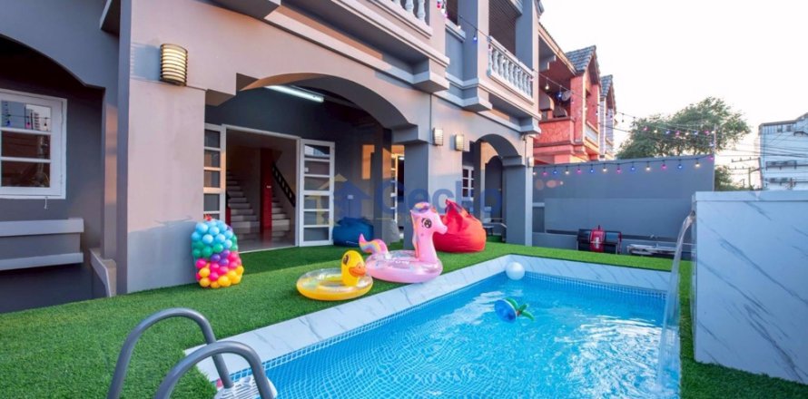 House in Pattaya, Thailand 12 bedrooms № 195943