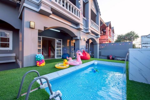 House in Pattaya, Thailand 12 bedrooms № 195942