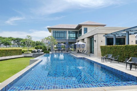 House in Pattaya, Thailand 4 bedrooms № 195945