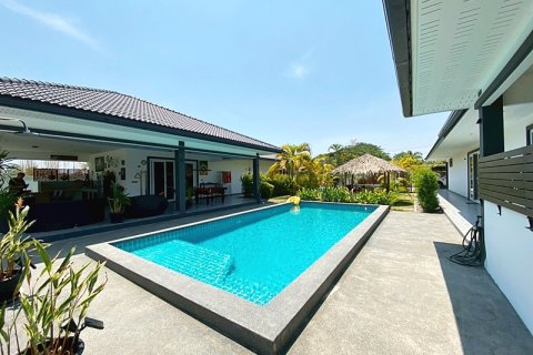 Villa in Cha-am, Thailand 4 bedrooms № 174035