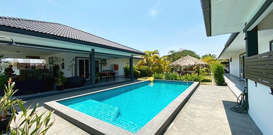 Villa in Cha-am, Thailand 4 bedrooms № 174035
