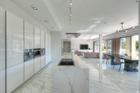 House in Bang Tao, Thailand 4 bedrooms № 180353 - photo 13
