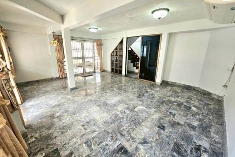 Townhouse in Bangkok, Thailand 3 bedrooms № 173205 - photo 3