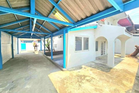 Townhouse in Bangkok, Thailand 3 bedrooms № 173205 - photo 11