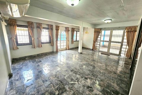 Townhouse in Bangkok, Thailand 3 bedrooms № 173205 - photo 2