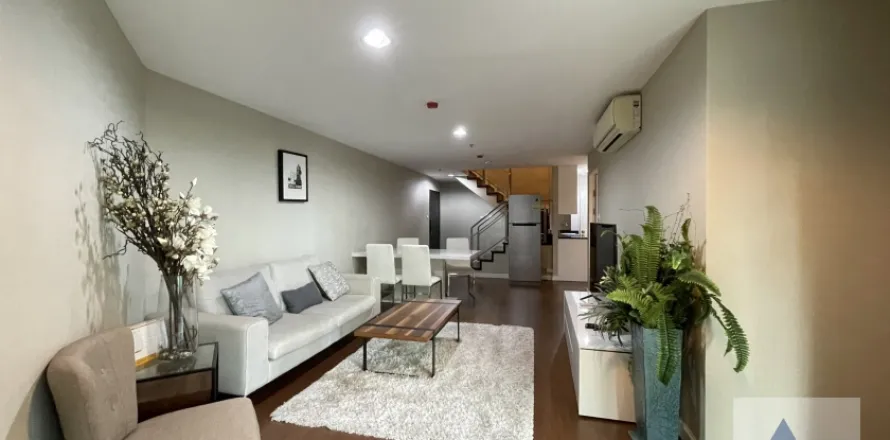 Duplex in Huai Khwang, Bangkok, Thailand 3 Schlafzimmer № 215262