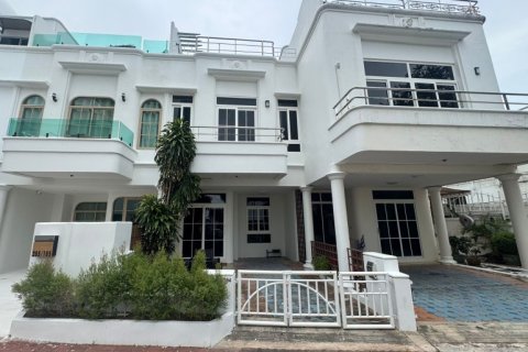 House in Pattaya, Thailand 3 bedrooms № 178987 - photo 2