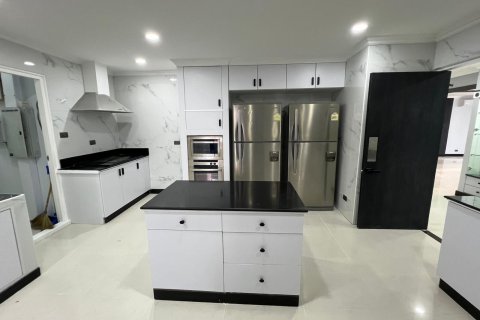 Condo in Watthana, Bangkok, Thailand, 3 bedrooms  № 160478 - photo 7