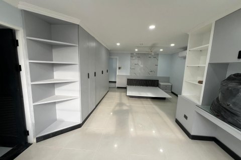 Condo in Watthana, Bangkok, Thailand, 3 bedrooms  № 160478 - photo 6