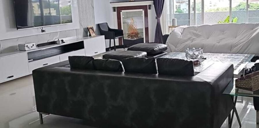 Condo in Watthana, Bangkok, Thailand, 3 bedrooms  № 160478