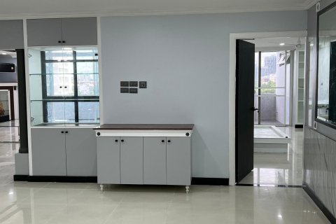 Condo in Watthana, Bangkok, Thailand, 3 bedrooms  № 160478 - photo 19