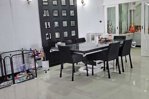 Condo in Watthana, Bangkok, Thailand, 3 bedrooms  № 160478 - photo 8