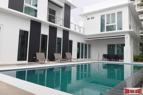 House in Pattaya, Thailand 5 bedrooms № 193876