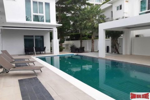 House in Pattaya, Thailand 5 bedrooms № 193876 - photo 5