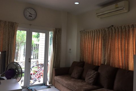 Дом в Лат Пхрау, Бангкок, Таиланд с 7 спальнями  № 155828 - фото 1