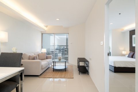Condo in Khlong Toei, Bangkok, Thailand, 2 bedrooms  № 136085 - photo 1
