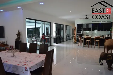 Casa de 4 dormitorios en Pattaya, Tailandia № 213393 - foto 18