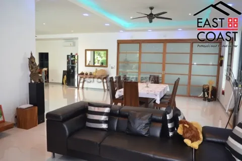 Casa de 4 dormitorios en Pattaya, Tailandia № 213393 - foto 14