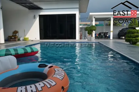 Casa de 4 dormitorios en Pattaya, Tailandia № 213393 - foto 4