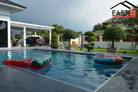 Casa de 4 dormitorios en Pattaya, Tailandia № 213393 - foto 5