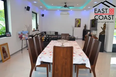 Casa de 4 dormitorios en Pattaya, Tailandia № 213393 - foto 16