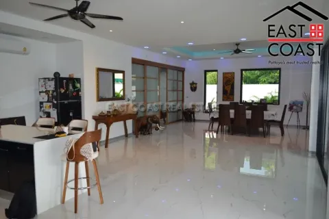 Casa de 4 dormitorios en Pattaya, Tailandia № 213393 - foto 17