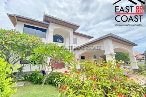 Casa de 4 dormitorios en Pattaya, Tailandia № 213394 - foto 2