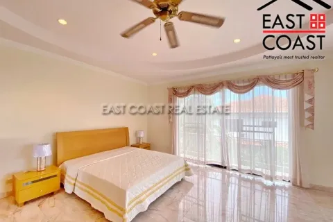 Casa de 4 dormitorios en Pattaya, Tailandia № 213394 - foto 14